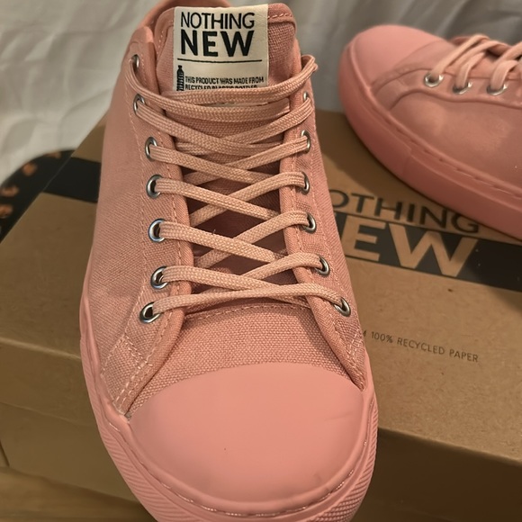 These shoes & laces made entirely out of 100% recycled post-consumer plastic. - Picture 2 of 6